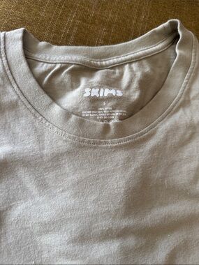 SKIMS Crewneck Tee in Taupe Beige